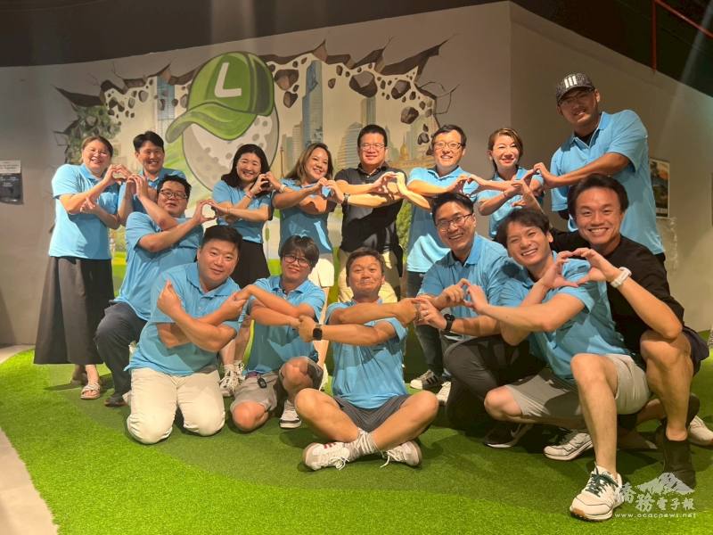 僑務組副組長王懷德（後排中）與泰國青商會幹部合影