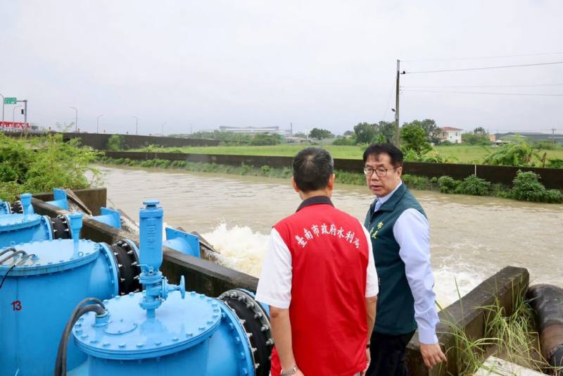 台南市安定區在2日強降雨後出現多處積淹水，台南市長黃偉哲（右）3日上午前往安定區下洲子抽水站視察。（台南市政府提供）
