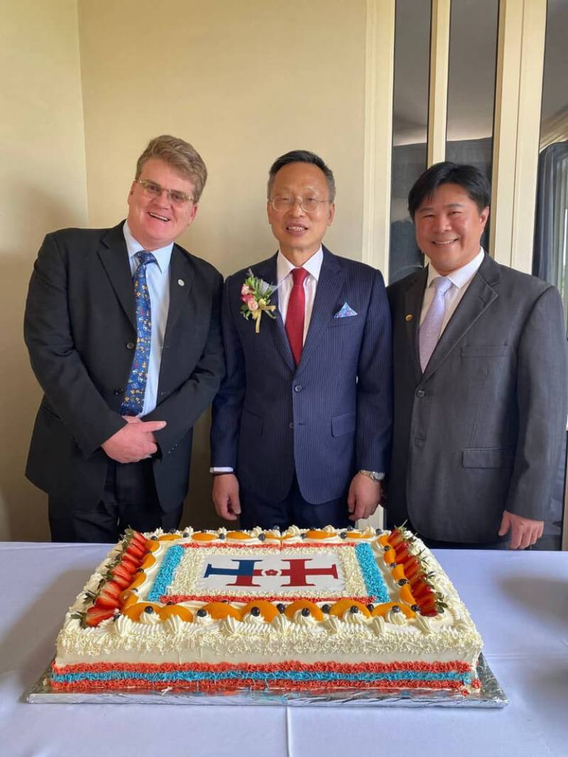 南非台裔議員李崇維針對7月21日南非政府以政府公報對台灣駐當地兩駐館「降級更名」一事，建議提高南非貴金屬進口關稅，做為反制。圖為李崇維（右）與台灣駐南非代表廖文哲（中）攝於去年10月當地舉辦的中華民國國慶酒會。（李崇維提供）