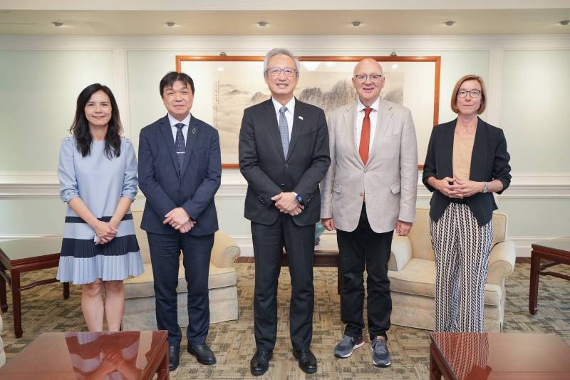 外交部政務次長吳志中與陸委會副主委沈有忠（左二）與德國國會外委會議員拉德萬合照（Alexander Radwan，右二