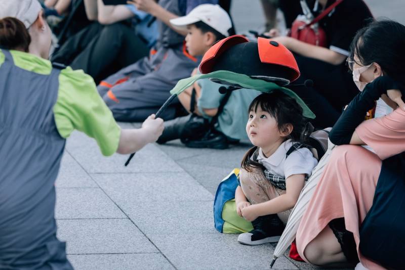 「藝術報國」的《艾拉--相遇中之島》2日首演，不分國籍、年齡的觀眾，包含學齡前的小朋友都投入在藝術的美好體驗中。