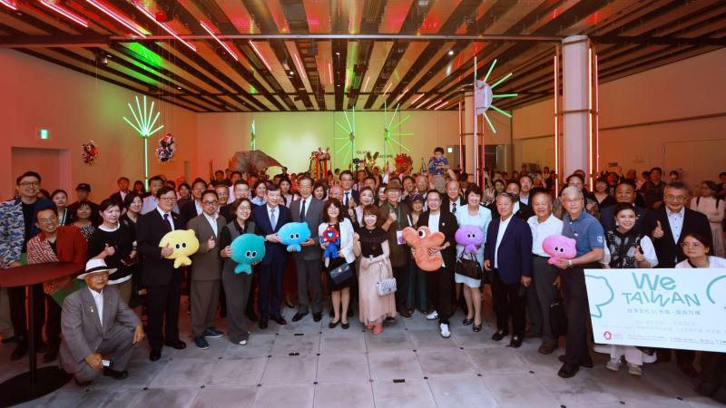 「We_TAIWAN」臺灣文化in大阪．關西世博開幕之夜，大阪辦事處處長洪英傑（左4起）、文化部駐日台灣文化中心主任曾鈐龍、文化部政務次長王時思、駐日代表處李逸洋、日本台灣交流協會會長隅修三、日本世博海外宣傳部長吉村佐知子、藝術家陳景林(右9)、文化總會秘書長李厚慶(右8）等合影。