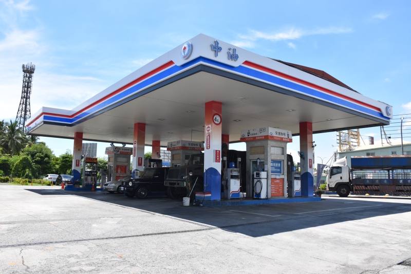 維持亞鄰最低價及調降貨物稅 汽、柴油各吸收 3.5 元及2.5元 4日起汽、柴油價格各調漲 0.2 元及 0.3 元