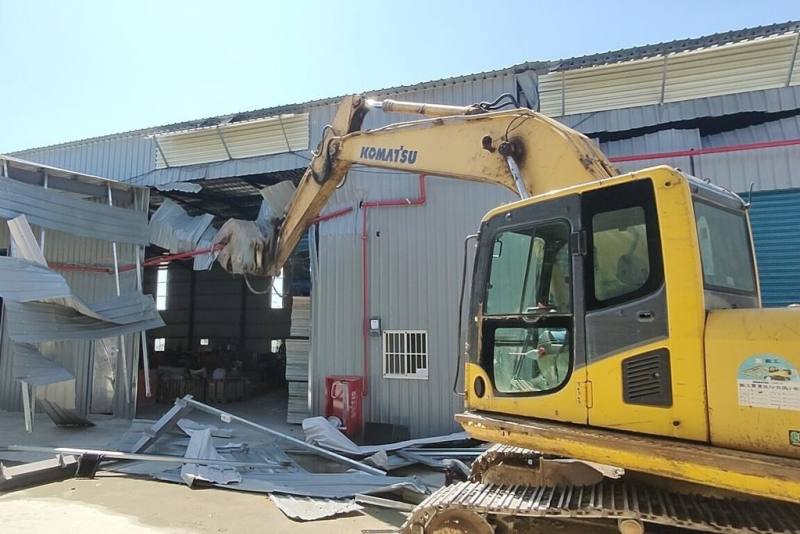 桃園市政府通過「桃園市強制拆除違章建築收費自治條例」草案，將送市議會審議。桃園市政府建築管理處處長莊敬權表示，草案明定收費基準、程序及權利保障機制，使拆除作業制度化、法制化，希望嚇阻心存僥倖的違規者。（桃園市政府建築管理處提供）