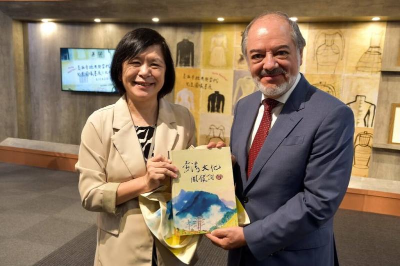 國立台灣圖書館即日起推出Hola Mexico! 墨西哥經典與當代兒童圖像書展，國台圖館長曹翠英（左）在1日開幕式中特別感謝墨西哥商務簽證文件暨文化辦事處處長托瑞斯（Martin Torres）的支持。（國立台灣圖書館提供）