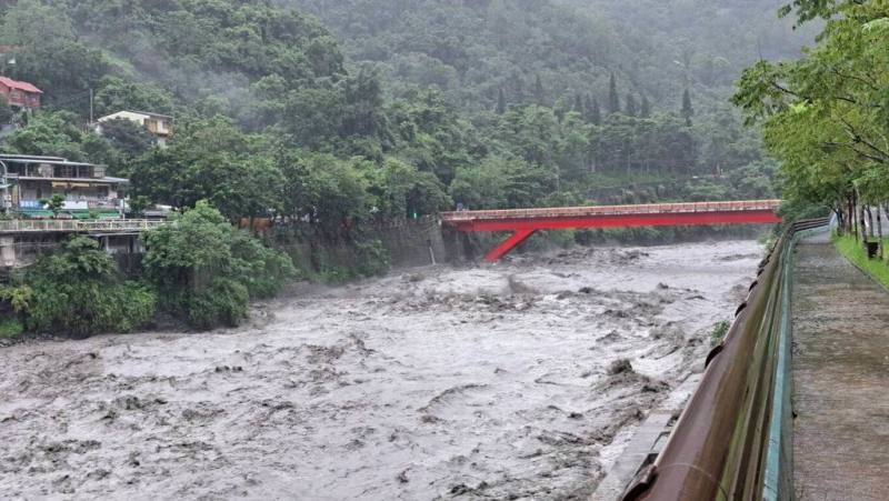 西南氣流帶來連續豪雨，考量東部山區及知本溪上游仍有降下豪雨等級雨量機率，知本國家森林遊樂區3日中午12時起預警性休園。圖為連接知本森林遊樂區的樂林橋橋下知本溪水位上漲情形。（林業保育署台東分署提供）