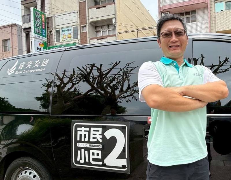 台中市去年初在大甲、大安、外埔及后里地區啟動市民小巴服務，突破過去公車「進不去、站設不到」的限制，躍升為偏鄉最強接駁神隊友，市民小巴駕駛林銘彥更獲2024年金運獎偏鄉優良駕駛榮譽。（台中市交通局提供）