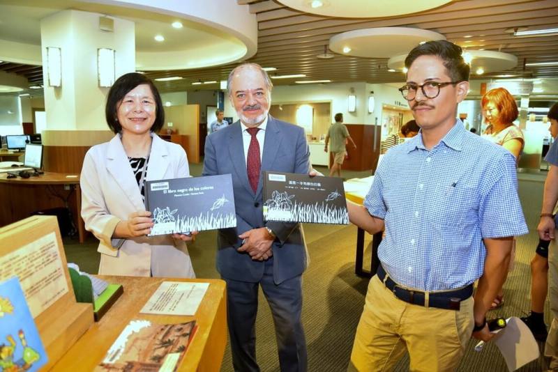 「Hola Mexico! 墨西哥經典與當代兒童圖像書展」1日起在國立台灣圖書館展出，館長曹翠英（左）盼民眾透過文學、藝術、圖像與故事來認識這個精彩多元並充滿人文風情的國度。中為墨西哥商務簽證文件暨文化辦事處處長托瑞斯（Martin Torres）。（國立台灣圖書館提供）