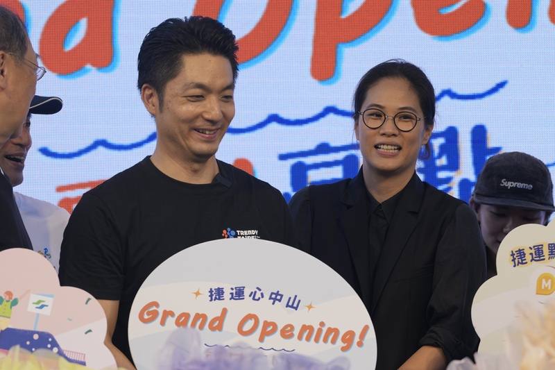 台北捷運公司2日舉辦心中山南段線形公園開幕儀式，同時替首次串聯心中山南、北段的「夏日亮點，花樂Me！」系列活動揭序幕，台北市長蔣萬安（左）、一口規劃設計顧問有限公司負責人宋鎮邁（右）等人出席共襄盛舉。