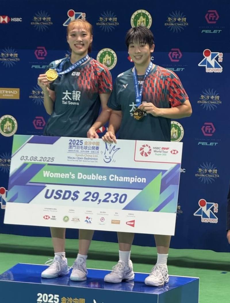 台灣羽球女雙組合洪恩慈（左）、謝沛珊（右）3日在BWF超級300系列澳門羽球公開賽決賽輕取日本組合摘金，拿下2人在今年賽季的第2座冠軍。（教練林上凱提供）