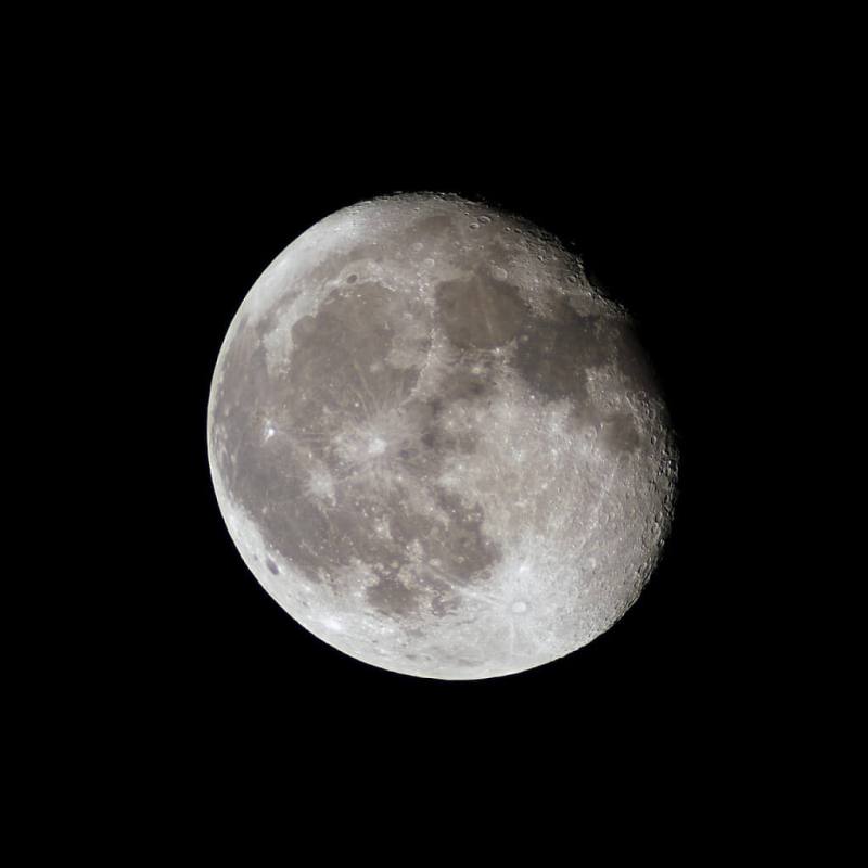 國家太空中心啟動首個月球探勘任務，規劃將2個科學任務酬載儀器，整合進月球著陸器，最快2028年發射升空。（圖取自Pixabay圖庫）