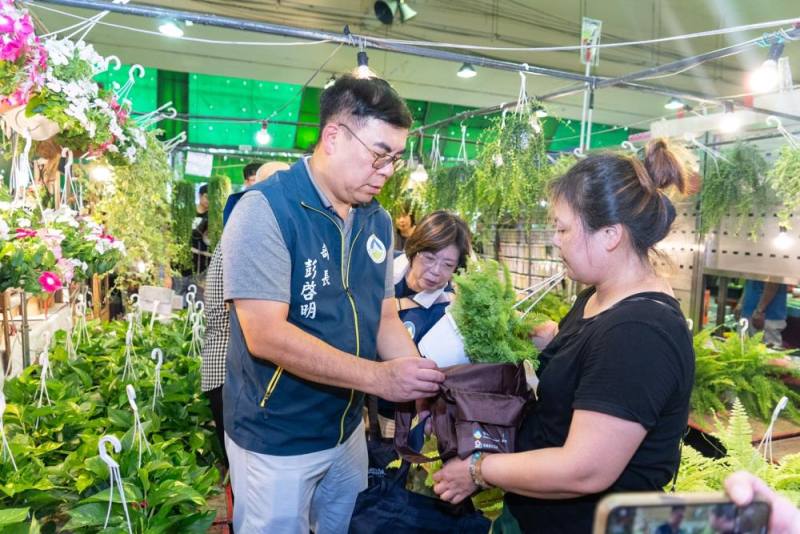 環境部彭啓明部長示範用循環袋購買盆栽