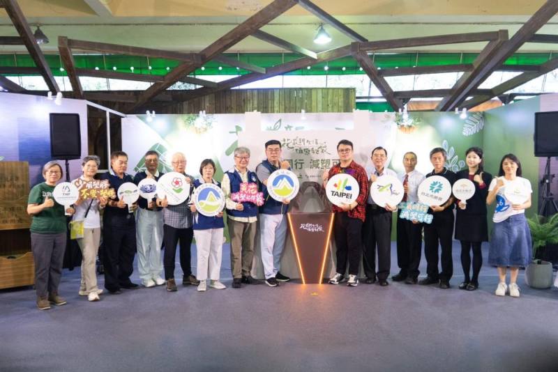 (左1)自然保育與環境資訊基金會孫秀如執行長、(左2)大安森林公園之友賴素燕秘書長、(左3)大安森林公園之友楊平世執行長、(左4)慈濟劉效成副執行長、(左5)建國假日花市自治會張學潭理