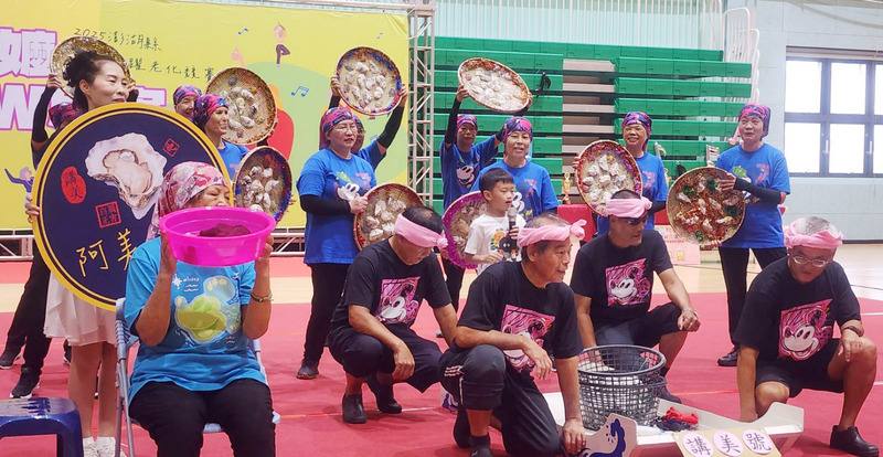 澎湖縣長者活躍老化競賽「阿公阿嬤SHOW厲害」，3日在多功能體育館登場，各隊表演創意滿滿，結合節奏與韻律、多元的身體活動設計，以及融入在地風情與故事元素，展現澎湖阿公阿嬤們的熱情與自信
