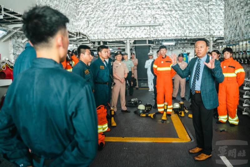 柏副部長慰勉玉山軍艦官兵弟兄姊妹戰訓辛勞。（軍聞社記者林庭暉攝）