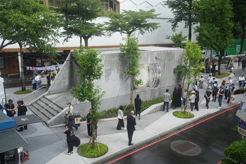 台北市「心中山站南段線形公園」歷經2年多整建，在今年夏天以全新姿態登場，附近商場眾多，假日吸引民眾聚集。