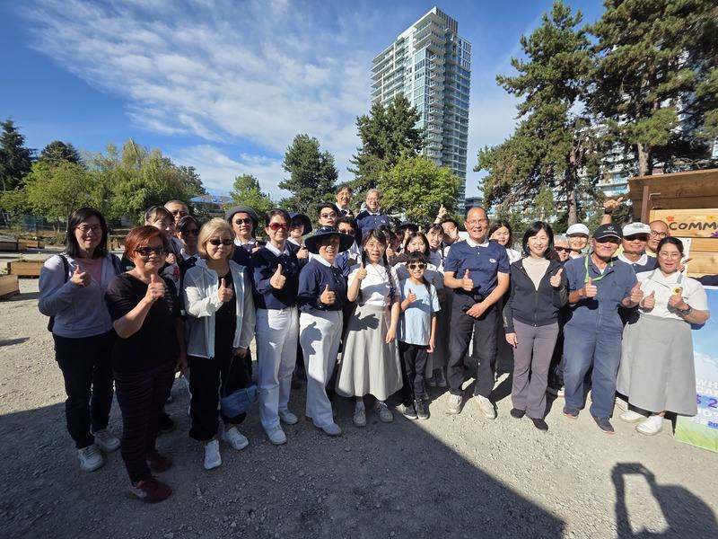 慈濟基金會在加拿大首設的社區花園有100個花圃，正式開放民眾認養，許多民眾熱情參與，表示非常開心能在喧鬧的市區內，有機會享受屬於自己的一方綠色園地