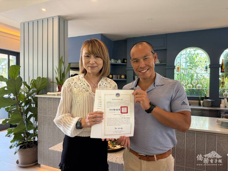 駐葡萄牙代表處大使張亞光（左）代表僑委會徐佳青委員長致贈感謝狀予歐洲台灣商會聯合總會總會長莊登翔（右）