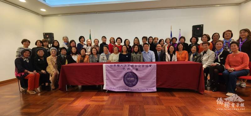 參與選舉的世華姊妹，與駐聖保羅辦事處處長朱怡靜伉儷、聖保羅文教中心主任尤正才合影