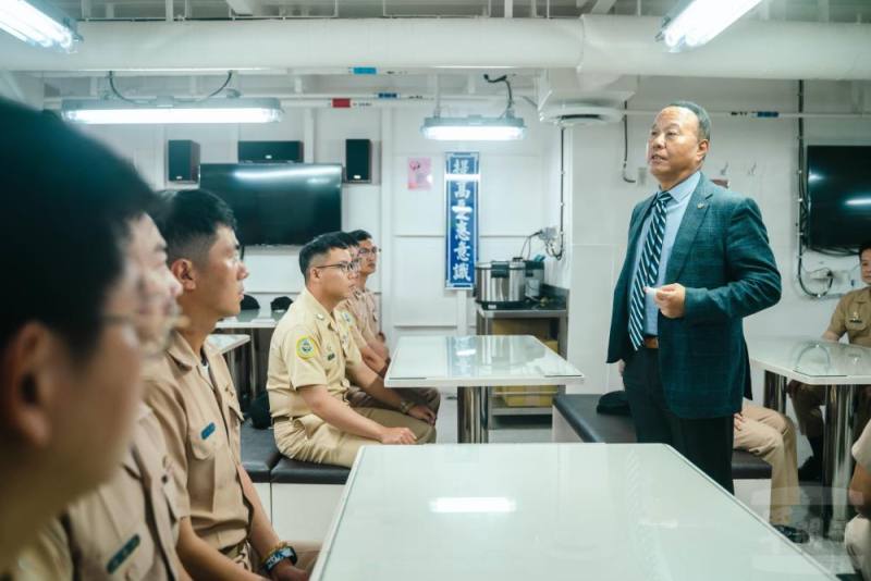 柏副部長於玉山軍艦與官兵座談，關心生活、工作狀況。（軍聞社記者林庭暉攝）