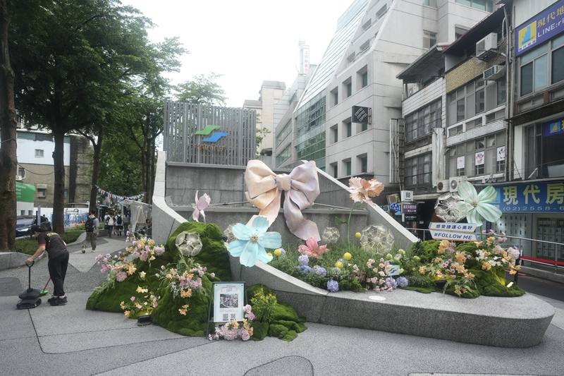 台北市「心中山站南段線形公園」歷經2年多整建，在今年夏天以全新姿態登場。台北捷運公司2日規劃一系列結合文化、花藝與市集的「夏日亮點，花樂Me！」主題活動，邀請市民一起迎接這場台北城市風景的美學革新。