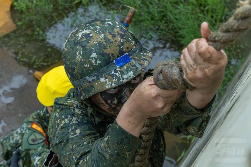 入伍生在教育班長率領下，通過高絆網、外壕等各關卡，展現單兵戰技、體力及毅力。（青年日報提供）