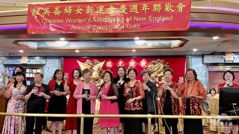 紐英崙婦女新運會的理事們職員們舉杯致意