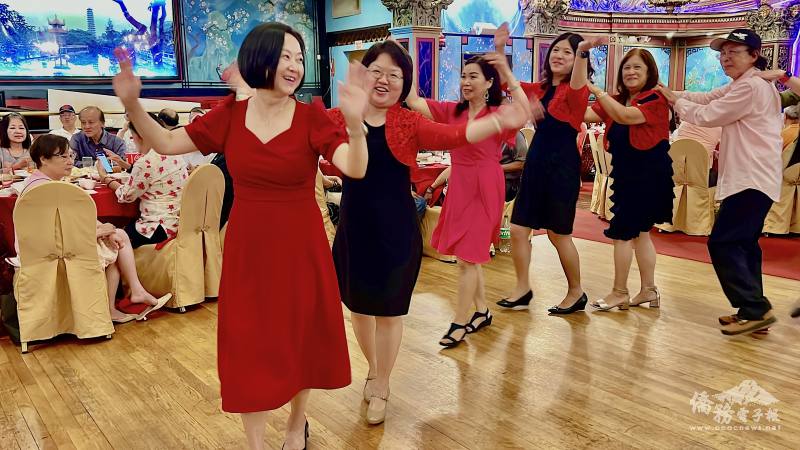 紐英崙婦女新運會共會長張青梅帶隊跳舞慶祝。