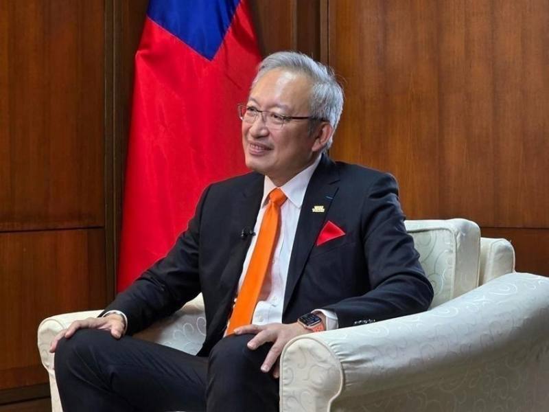 外交部政務次長吳志中指出，台灣積極進行國防改革及國際合作，應對中國威脅。