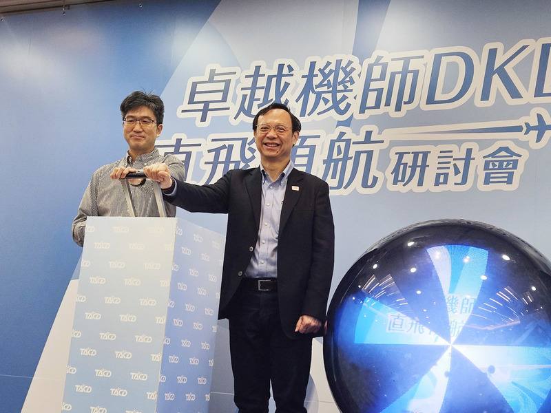 健保署長石崇良（右）3日出席研討會表示，近期通過PCSK9血脂調節劑擴增健保給付、使用時間由6個月延長為12個月，預計9月1日上路，受惠人數超過5000人