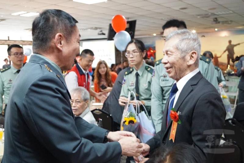 劉指揮官向模範父親及眷屬們表達誠摯的祝賀