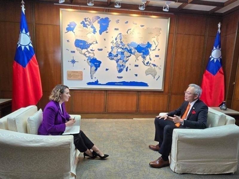 外交部政務次長吳志中接受英國天空電視台專訪，強調台灣在全球半導體產業居關鍵地位，已成為國際社會的共同利益。