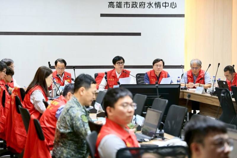 高雄市長陳其邁（後右4）3日與中央災害應變中心視訊連線，報告災情並向中央提出多項協助請求。（高雄市政府提供）