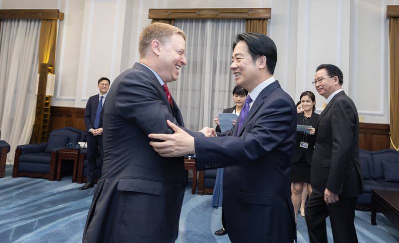 President Lai Ching-te meets with a delegation from the US Foundation for Defense of Democracies.