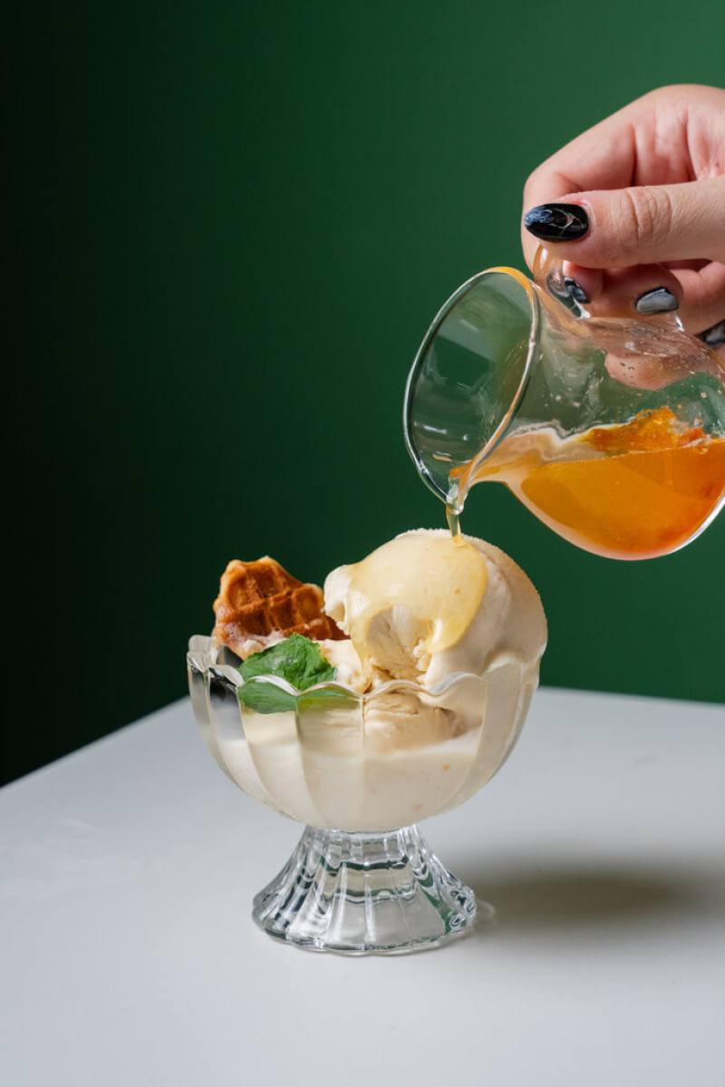 新北市客家文化園區歡慶20週年慶，邀業者跨界合作推出桌宴，呈現酸香濃厚的客家風味；業者並以桔醬與紫蘇冰淇淋作為甜點，為宴席畫下輕盈句點。（新北市客家事務局提供）