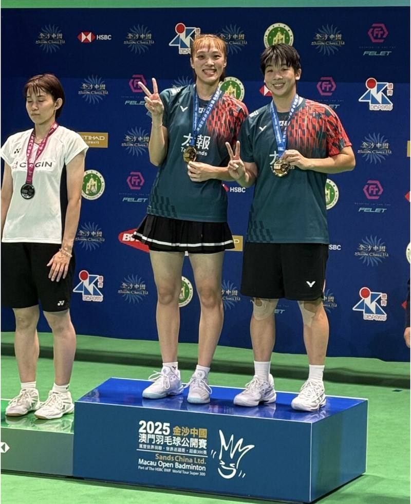 Hsieh Pei-shan (right) and Hung En-tzu pose with their gold medals at the Badminton World Federation (BWF) Super 300 Macau Open on Sunday. Photo courtesy of Lin Shang-kai Aug. 3, 2025