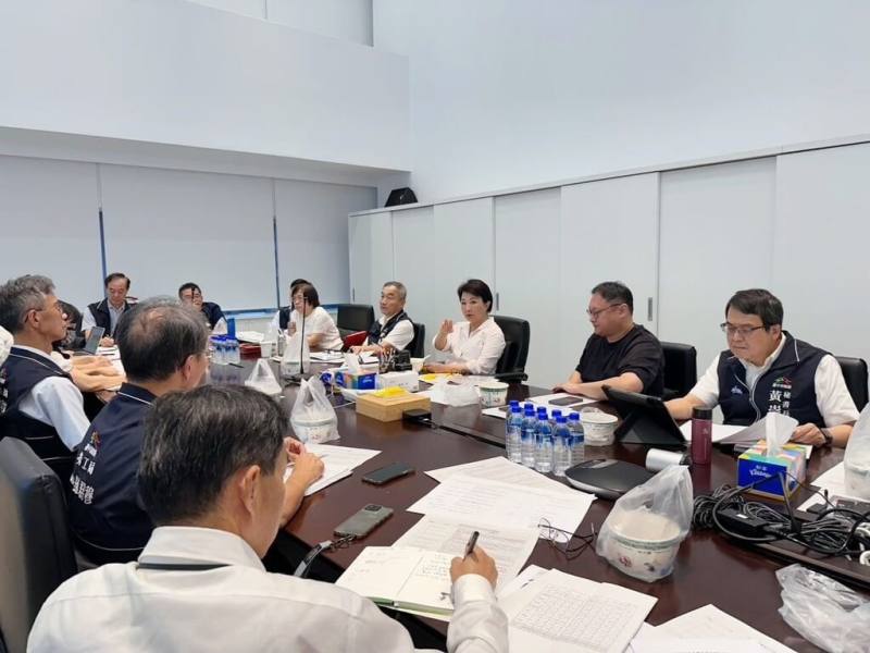 因應美國對台對等關稅20%，台中市政府1日晚間由台中市長盧秀燕（後右3）召開緊急應變會議，首波祭新台幣2500萬元挺產業參展拓展國際市場。（台中市政府提供）