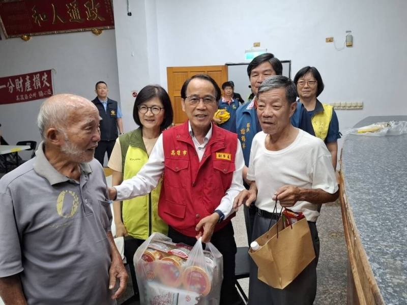 因豪雨影響，高雄美濃區至今已發布9條土石流紅色警戒，副市長林欽榮（前中）3日前往美濃區勘查，並代表市府致贈物資，表達慰問之意。（高雄市水利局提供）
