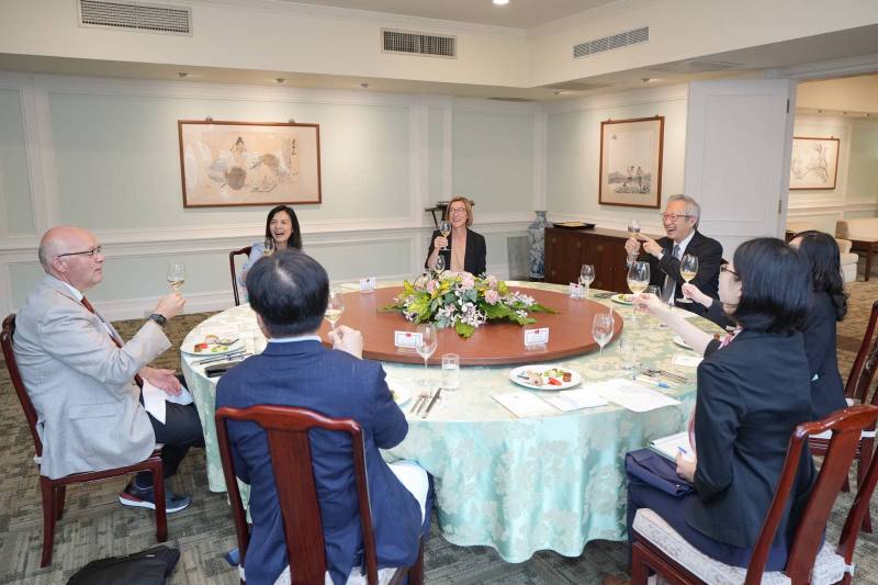 外交部政務次長吳志中款宴德國國會外委會議員拉德萬（Alexander Radwan）。