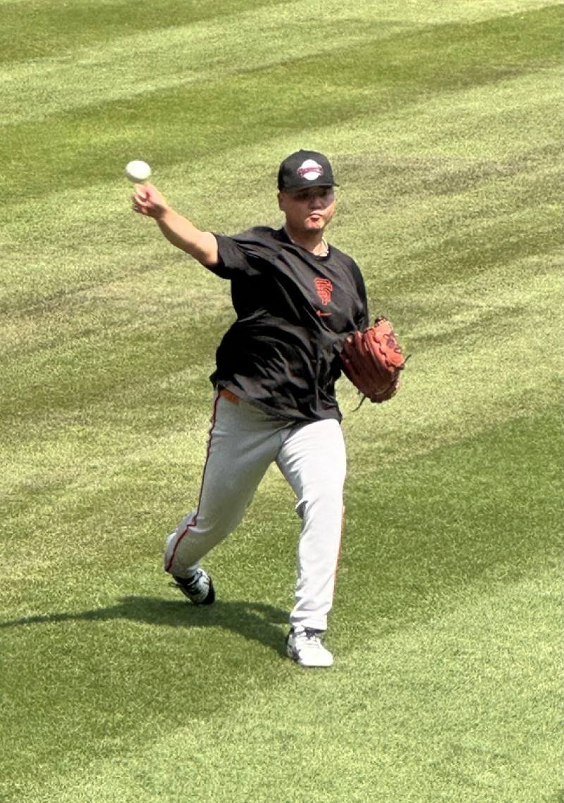 美國職棒大聯盟舊金山巨人隊投手鄧愷威在客場紐約大都會球場先發，賽前暖身練球