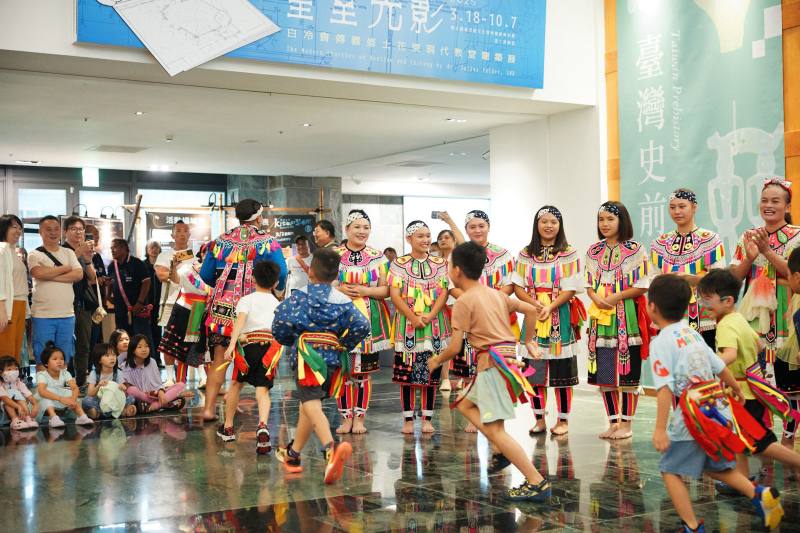 杵音藝術團帶領青少年們進行報訊體驗