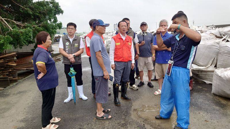 嘉義縣長翁章梁（前中）3日上午視察朴子市竹村里鴨母寮排水堤岸臨時堆置沙包防洪情況，並聽取當地民眾防洪意見
