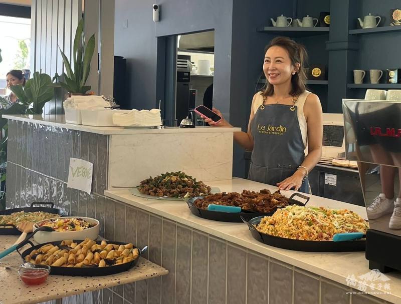 張亞光特別選在臺灣人林季瑤Nicole開的咖啡廳與僑胞歡聚，在海外也可以吃到臺灣菜餚