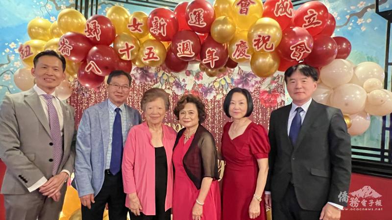 波士頓辦事處處長廖朝宏（左一）、波士頓文教中心主任高家富（右一）和紐英崙中華公所主席雷國輝（左二起）祝賀梅伍銀寬、李盧蓮馨、張青梅等人的紐英崙婦女新運會85週年