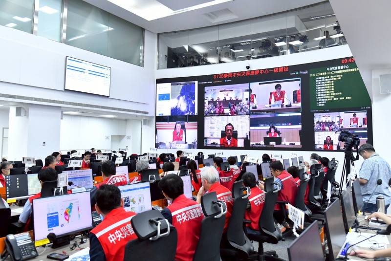 行政院長卓榮泰視導0728豪雨中央災害應變中心