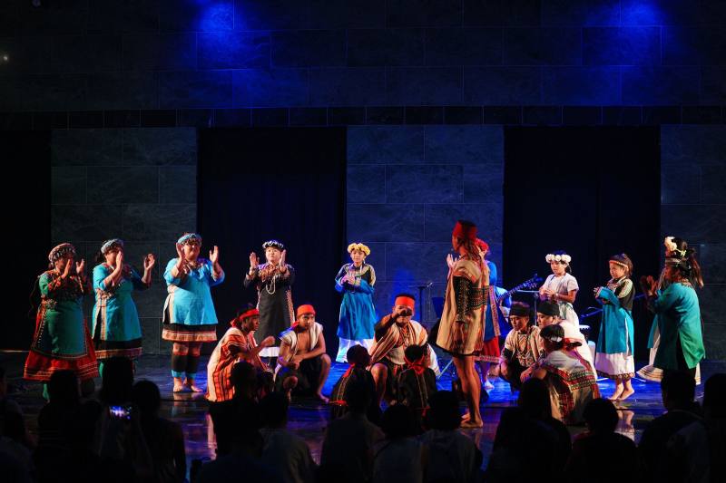 延平海端在地布農族、多元文化族群青年組成的「東布青樂團」為「古謠的未來式」打頭陣