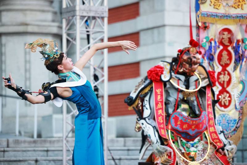 《狩siù》藉由電氣神將千里眼與順風耳，以及女神官的現代舞蹈演繹，帶來最具臺味的萬變氣場