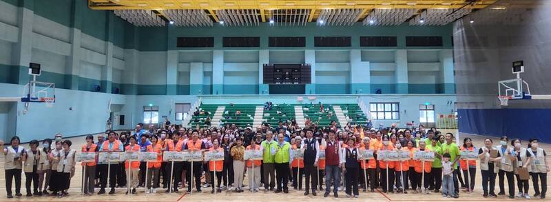 澎湖縣環保志工群英會2日在多功能綜合體育館登場，爭取代表澎湖11月赴雲林參加全國賽，同時以行動宣示澎湖持續朝永續宜居的低碳島嶼邁進。