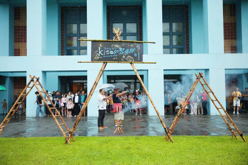 「Kita的聚會所」─升火・喚醒儀式，由館長與杵音藝術團成員，共同進行敬天祈福儀式Mitosir Pakafana to liteng