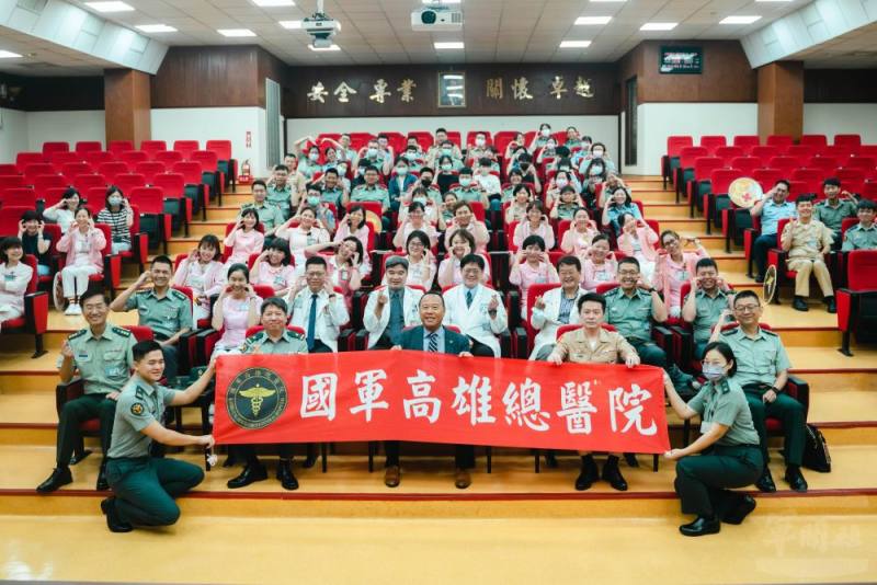 柏副部長與國軍高雄總醫院同仁合影。（軍聞社記者林庭暉攝）